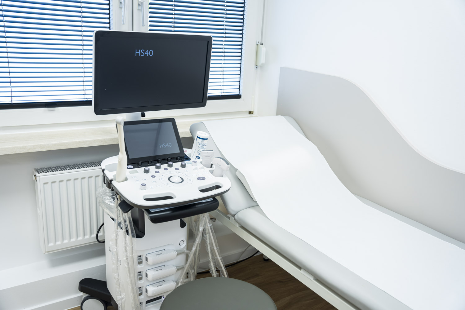Behandlungsraum mit modernem Ultraschallgerät