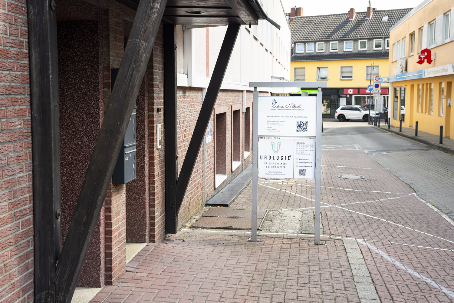 Der Praxiseingang mit Praxisschild an der Oswaldstraße 11 in Hamm