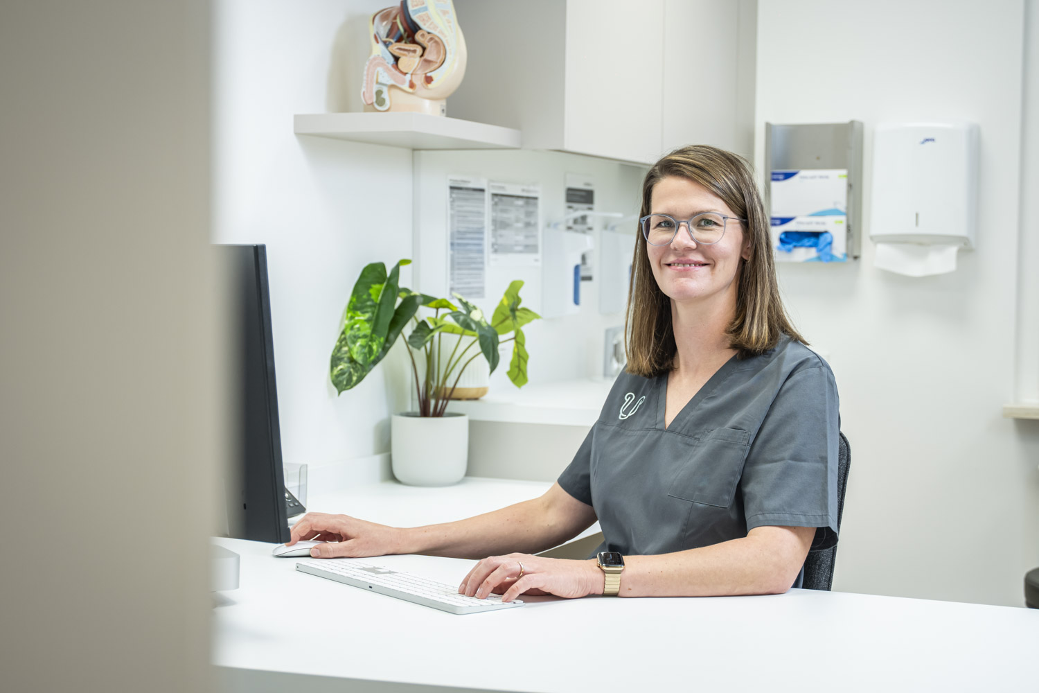 Dr. med. Lisa Dahlkamp an ihrem Arbeitsplatz in der Urologie² Hamm
