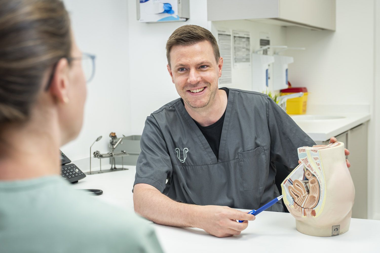 Dr. Jens Jaeger erklärt am Anatomiemodell – Männergesundheit in der Urologie² Hamm
